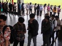 1746443320258-potret-pencari-kerja-serbu-job-fair-di-bogor-1_43
