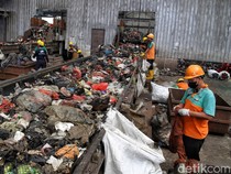 1746875188380-melihat-pengolahan-sampah-jadi-bahan-bakar-alternatif-di-bantar-gebang-1746797203117_43