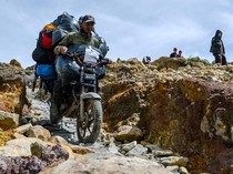 1747112988454-kang-ojek-kejar-cuan-di-gunung-papandayan-segini-tarifnya-1747048399691_43