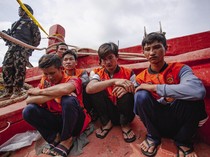 1748084792023-tampang-lesu-awak-kapal-maling-ikan-asal-vietnam-usai-ditangkap-1748071885082_43