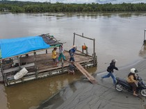 1748142406376-perahu-pincara-nadi-penghubung-warga-muara-sampara-konawe-1748077055171_43