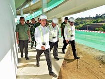 1748516810115-gaya-gibran-blusukan-cek-proyek-istana-wapres-tol-ikn-1748499734986_43