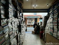 1749035290255-melihat-kondisi-terkini-surga-buku-di-kwitang-1749020142351_43