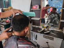 1749143216640-jasa-pangkas-rambut-jelang-idul-adha-di-kendari-1749109992214_43