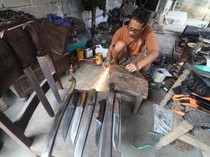 1749208000229-pisau-tajam-dari-limbah-logam-karya-kreatif-perajin-kediri-1749190848518_43