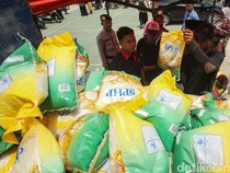 1749380769028-antusias-warga-tambun-beli-beras-murah-sphp-5_43