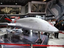 1749791235885-melihat-pesawat-nirawak-dari-berbagai-negara-di-indo-defence-2025-1749719145024_43