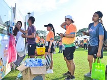 1749985560123-tukar-botol-jadi-cuan-warga-denpasar-antre-di-mesin-penukar-plastik-1749973353879_43