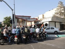 1750050435305-potret-warga-teheran-serbu-spbu-usai-israel-serang-iran-1750042341423_43
