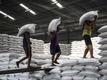 1750698337928-stok-beras-melimpah-pemerintah-punya-415-juta-ton-di-gudang-bulog-1750670730140_43