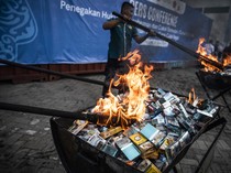 1750871190598-pemusnahan-barang-kena-cukai-ilegal-wilayah-jateng-diy-1750851500081_43