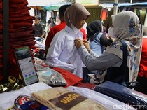 1751281579079-seragam-sekolah-mulai-diburu-jelang-tahun-ajaran-baru-1751272356983_43