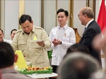 1751303168844-momen-prabowo-bareng-gibran-syukuran-kantor-baru-danantara-1751285913409_43