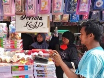 1752231983558-berburu-perlengkapan-sekolah-di-pasar-asemka-jelang-ajaran-tahun-baru-1752216252291_43