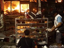 1753722326248-pedagang-taman-puring-selamatkan-barang-dagangan-1753710973816_43