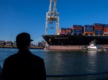 1754413515054-melihat-kesibukan-pelabuhan-oakland-di-california-1754379930253_43