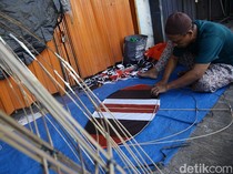 1756358645901-kemarau-basah-bikin-penjualan-layang-layang-tak-menentu-1756299162947_43