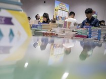 1756488462038-antusiasme-warga-padalarang-berburu-buku-murah-di-bazar-bbw-1756451158423_43