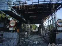 1756531296102-penampakan-gerbang-tol-kuningan-1-hangus-sisa-rangka-usai-demo-ricuh-1756526982731_43