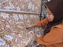 1756553332923-teknik-complongan-warisan-batik-indramayu-yang-unik-dan-bernilai-tinggi-1756523375996_43