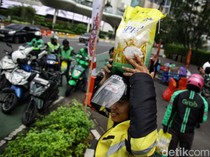 1756661063082-ojol-antre-beras-gratis-di-bundaran-hi-1756639469059_43