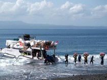 1760160012772-perahu-tradisional-jadi-andalan-pengangkut-logistik-ke-nusa-penida-1760079363766_43