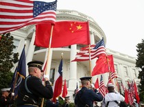 1761499235206-bendera-as-dan-china-dikibarkan-saat-presiden-xi-jinping-berkunjung-ke-gedung-putih-tahun-2015-lalu_43