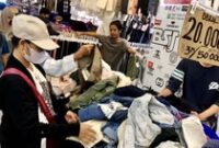 1761629601885-ada-tidaknya-tiktok-shop-pasar-thrift-senen-tetap-ramai-4_43