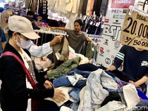 1761629601885-ada-tidaknya-tiktok-shop-pasar-thrift-senen-tetap-ramai-4_43