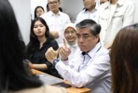 1761672342023-menteri-ketenagakerjaan-yassierli-meninjau-pelaksanaan-program-magang-nasional-2025-bagi-lulusan-baru-perguruan-tinggi-di-grah-1761648149703_43