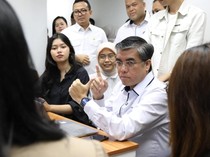 1761672342023-menteri-ketenagakerjaan-yassierli-meninjau-pelaksanaan-program-magang-nasional-2025-bagi-lulusan-baru-perguruan-tinggi-di-grah-1761648149703_43