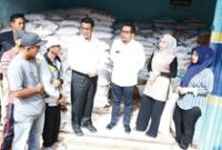 1761715939016-amran-dan-qodari-sidak-kios-pupuk-petani-tersenyum-harga-turun-1761707814540_43