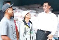 1761737540708-amran-dan-qodari-sidak-kios-pupuk-petani-tersenyum-harga-turun-1761707814459_43