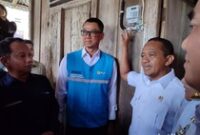 1761737627590-bahlil-pasang-listrik-gratis-112-rumah-di-kampung-halaman-prabowo-1761712112454_43