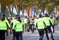 1761758764431-polisi-hentikan-aksi-pengunjuk-rasa-berlari-ke-lokasi-kunjungan-trump-di-gyeongju-1761721177335_43