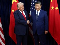 1761802161647-trump-dan-xi-jinping-berjabat-tangan-saat-bertemu-di-busan-korsel-1761793091519_43