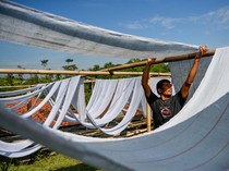 1761823813619-produksi-kain-pel-di-bandung-turun-saat-musim-hujan-1761800313222_43