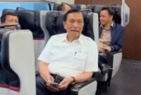 1761823841119-ketua-dewan-ekonomi-nasional-den-luhut-binsar-pandjaitan-memamerkan-dirinya-menggunakan-kereta-cepat-jakarta-bandung-alias-who-1761817987487_43