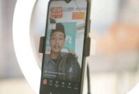 1761845288720-seorang-santri-mencoba-fitur-shopee-live-di-sela-sela-pelatihan-bisnis-inklusif-pesantren-di-semarang-jawa-tengah-1761825817205_43