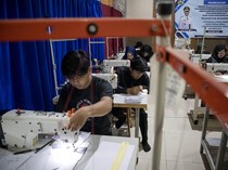 1761888821807-tingkatkan-keterampilan-warga-antusias-ikut-pelatihan-menjahit-hingga-barista-1761829172808_43