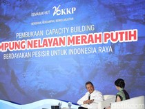 1762190630450-menteri-kkp-dorong-penguatan-ekonomi-pesisir-lewat-kampung-nelayan-merah-putih-1761555143085_43