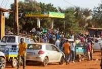 1762277017405-blokade-pemberontak-picu-kelangkaan-bbm-di-mali-1762238588549_43