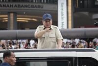 1762298106818-momen-prabowo-sapa-ojol-anker-di-stasiun-tanah-abang-1762236713388_43