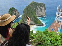 1762406844655-proyek-lift-pantai-kelingking-dihentikan-sementara-diduga-langgar-aturan-tata-ruang-1762344341317_43