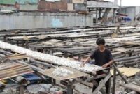 1762428858651-cuaca-buruk-hambat-pengeringan-produksi-ikan-asin-di-cilincing-anjlok-1762404704861_43