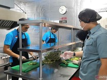 1762449960091-satuan-pelayanan-pemenuhan-gizi-sppg-cinere-depok-membolehkan-siswa-memilih-menu-makan-bergizi-gratis-mbg-sesuai-angka-kecukup-1759743825164_43