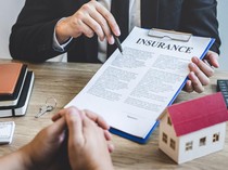 1762514699409-ilustrasi-asuransi_43