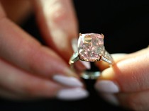 1762515021567-berlian-pink-super-langka-diprediksi-terlelang-rp314-miliar-1762489403111_43