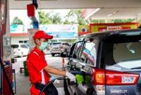 1762536148663-petugas-di-spbu-sedang-mengisi-bbm-ke-mobil-pelangan-di-palembang-saat-libur-nataru_43