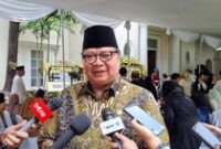 1762536378340-meko-airlangga-dan-menag-melayat-ke-rumah-duka-istri-mantan-wapres-ke-4-umar-wirahadikusimah-1759726799370_43